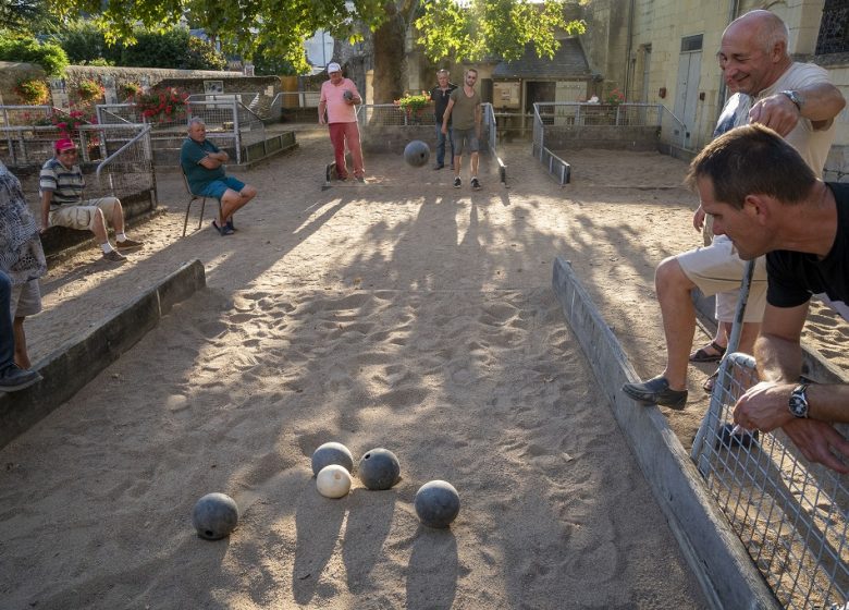 Jeu traditionnel de boule de sable à Saint-Florent-le-Vieil