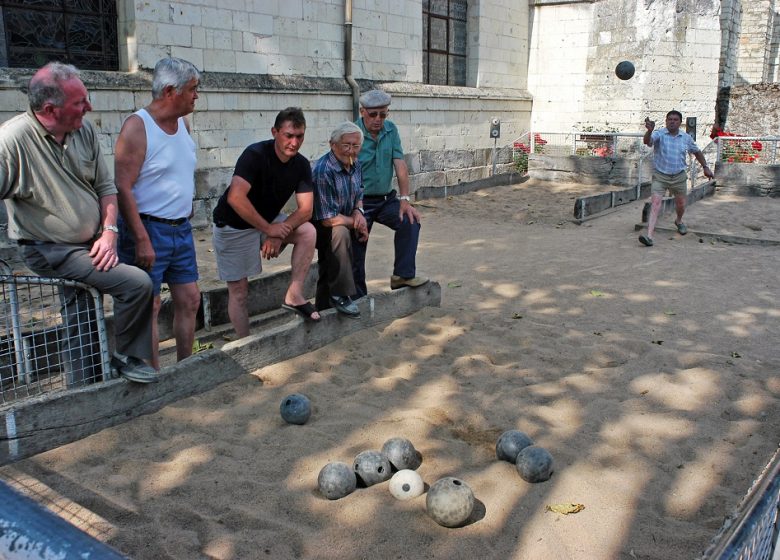 Jeu traditionnel de boule de sable à Saint-Florent-le-Vieil