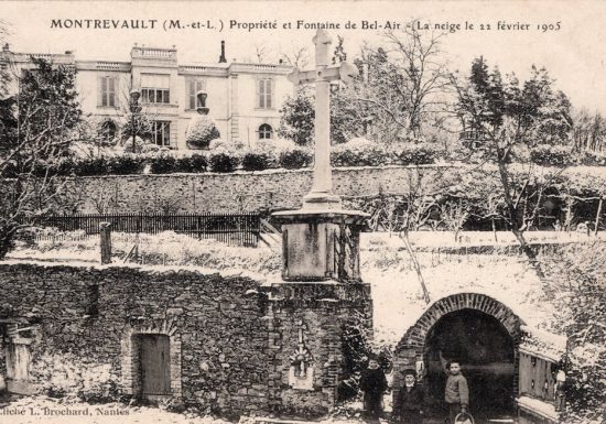 Quelle est cette cité fortifiée qui domine la vallée de l’Èvre ?