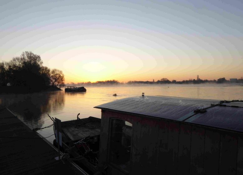 CROISIÈRE SUR LA LOIRE BATEAU HABITABLE ANGUILLE SOUS ROCHE