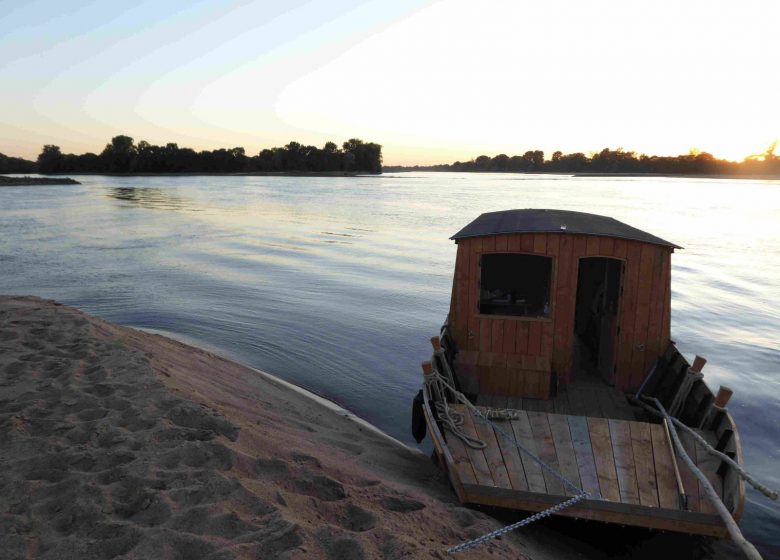 CROISIÈRE SUR LA LOIRE BATEAU HABITABLE ANGUILLE SOUS ROCHE