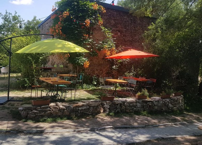Guinguette Au Bout de l’île – Restaurant et hebergement touristique (yourtes, toue cabanée et chambres d’hôtes)