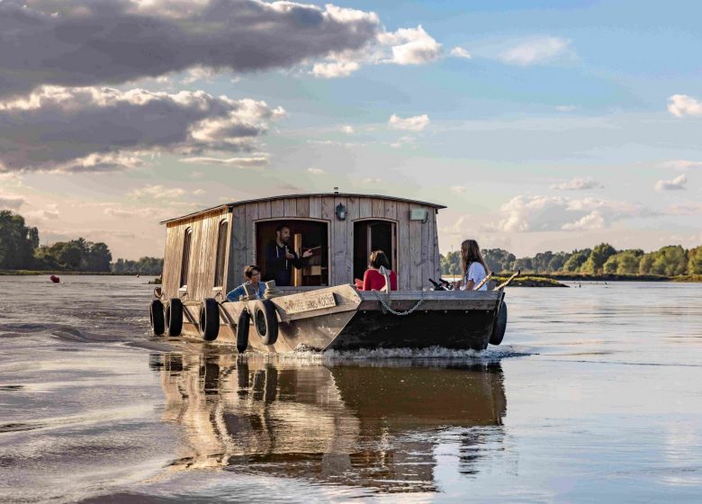 CROISIÈRE SUR LA LOIRE BATEAU HABITABLE ANGUILLE SOUS ROCHE