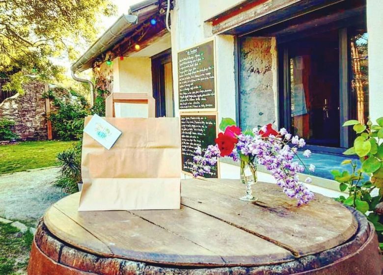 Guinguette Au Bout de l’île – Restaurant et hebergement touristique (yourtes, toue cabanée et chambres d’hôtes)