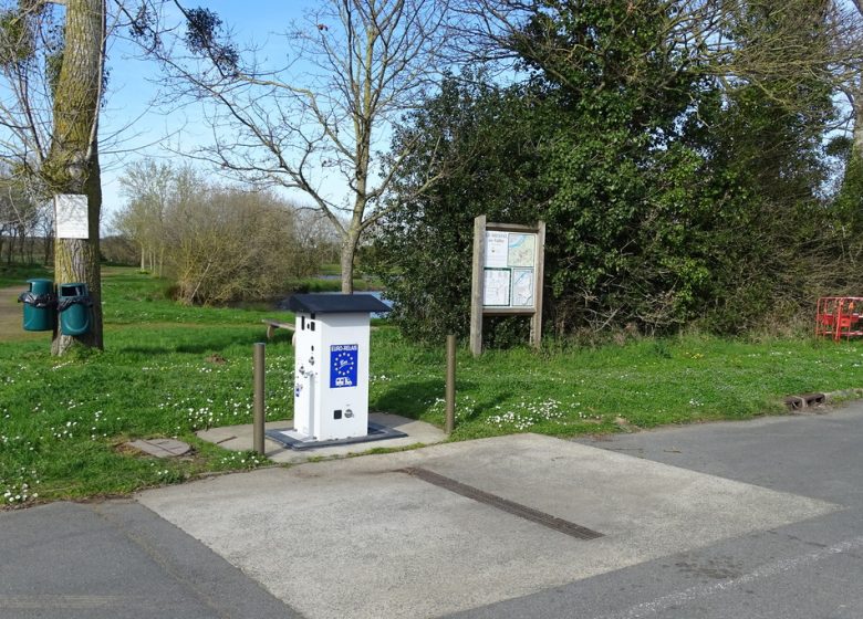 AIRE DE CAMPING-CAR AU MESNIL-EN-VALLÉE