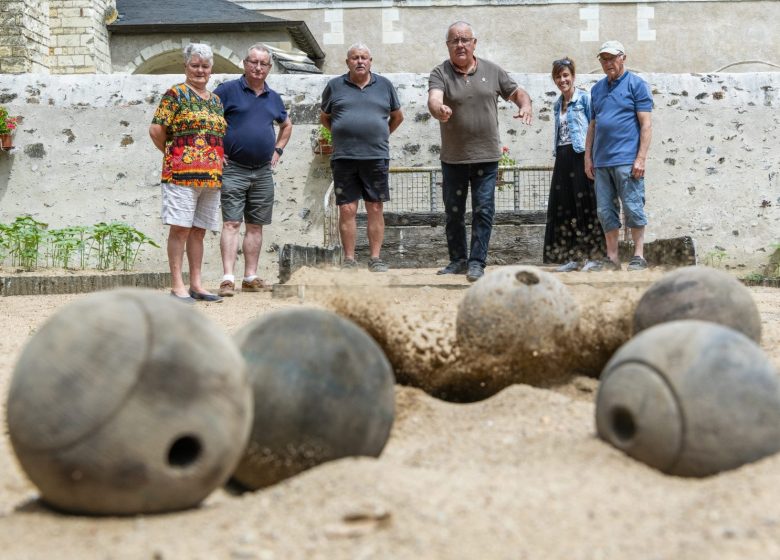 Jeu traditionnel de boule de sable à Saint-Florent-le-Vieil