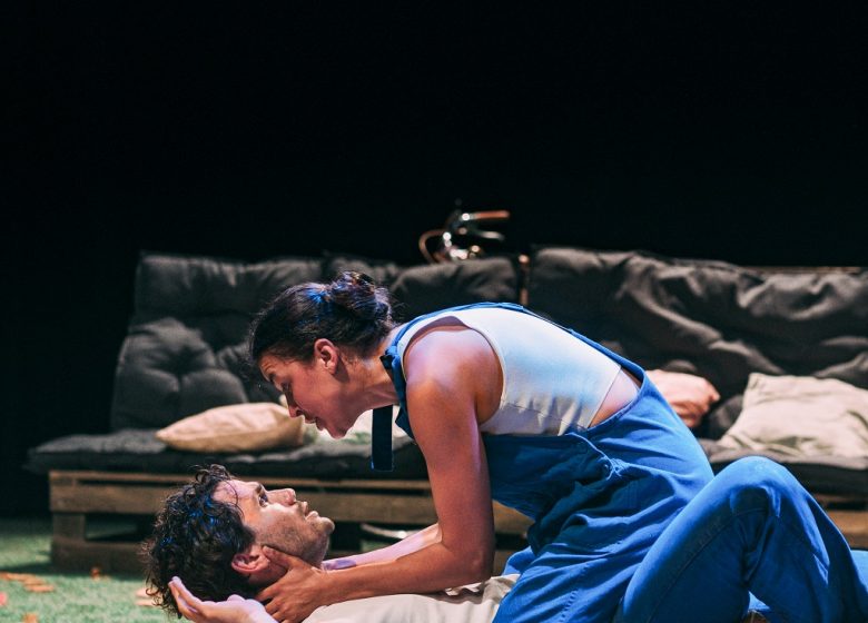 Scènes de pays : Le Jeu de l’amour et du hasard de Marivaux – COLLECTIF L’ÉMEUTE