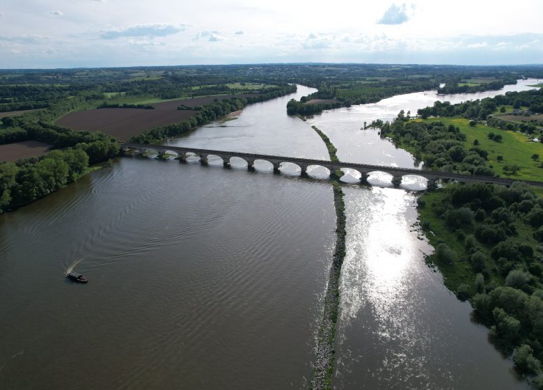 Balade en toue cabanée sur la Loire au départ de Chalonnes avec L’Ecole Buissonnière