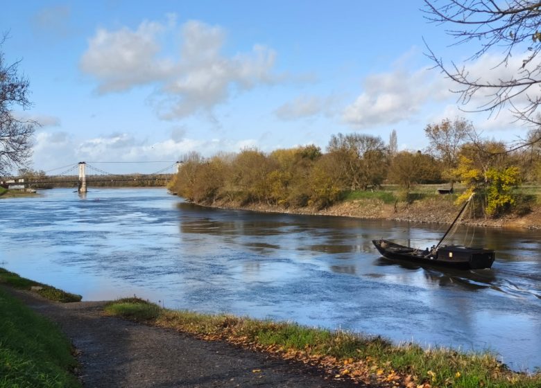 Balade sur la Loire au coucher du soleil à bord d’un bateau traditionnel avec Fer de Loire