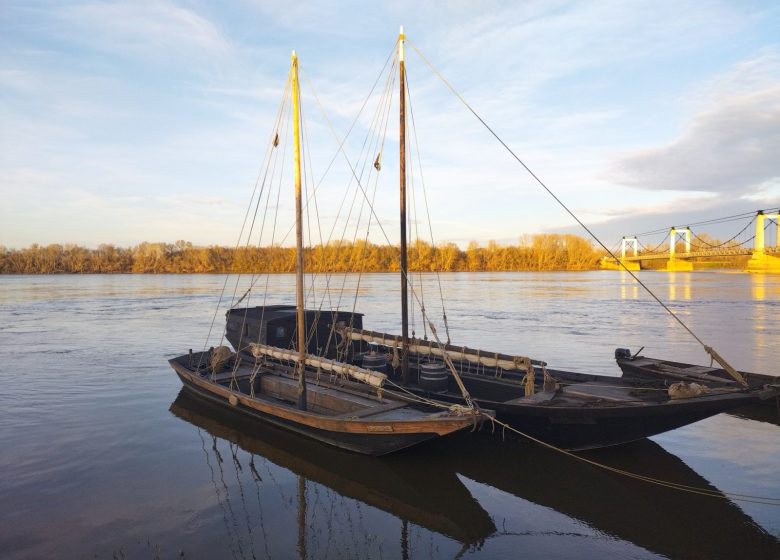 Balade sur la Loire au coucher du soleil à bord d’un bateau traditionnel avec Fer de Loire
