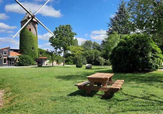 Aire de pique-nique aux abords du Moulin de l’Epinay