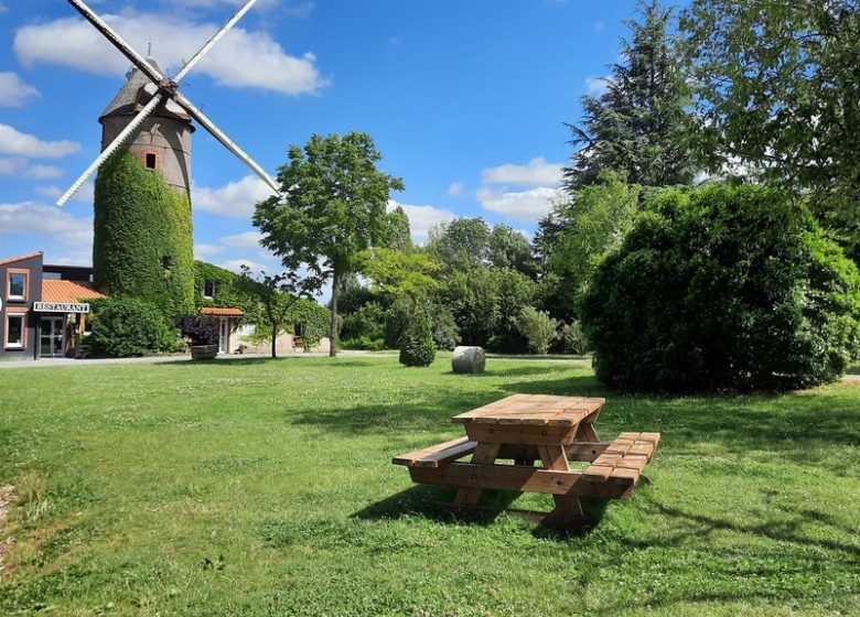 Aire de pique-nique aux abords du Moulin de l’Epinay