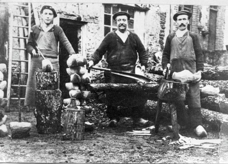 Métiers d’antan au Fuilet : le sabotier – le cordonnier