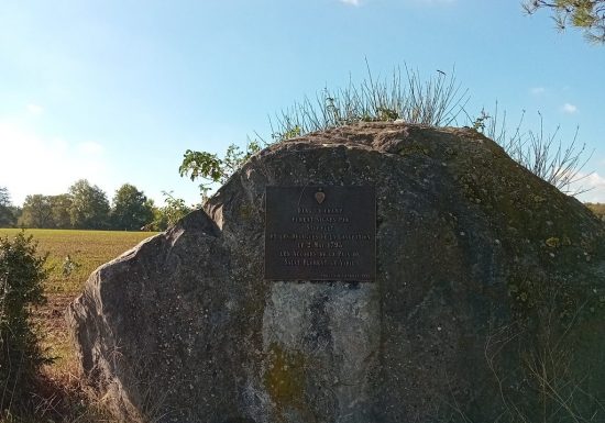 Plaque commémorative aux abords du Château de l’Ouvrinière