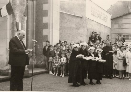 La place de l’église de St Laurent-de-la-Plaine