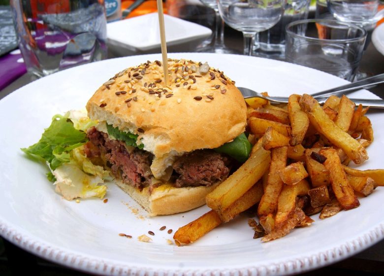 Guinguette Au Bout de l’île – Restaurant et hebergement touristique (yourtes, toue cabanée et chambres d’hôtes)