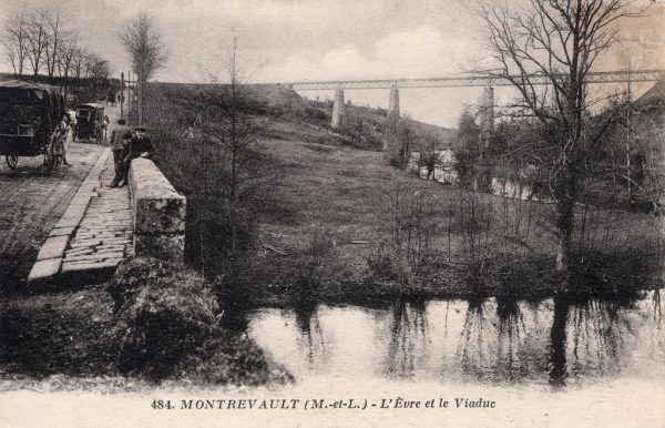 Unique dans les Mauges, cet ouvrage d'art surplombe l'Èvre de 35 m.
