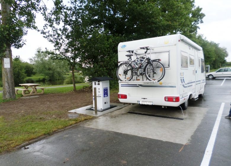 Aire de camping-car au Mesnil-en-Vallée