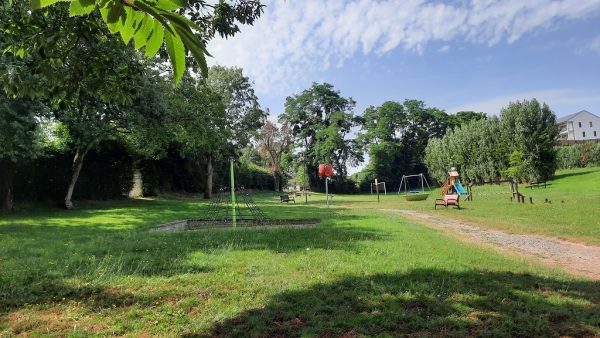 Aire de pique-nique de la Coulée Verte à Saint-Georges-des-Gardes