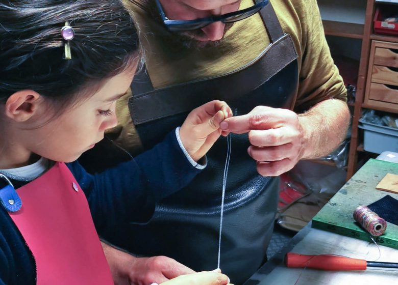 Atelier Maroline : Fabrication d’un accessoire en cuir | Duo adulte – enfant