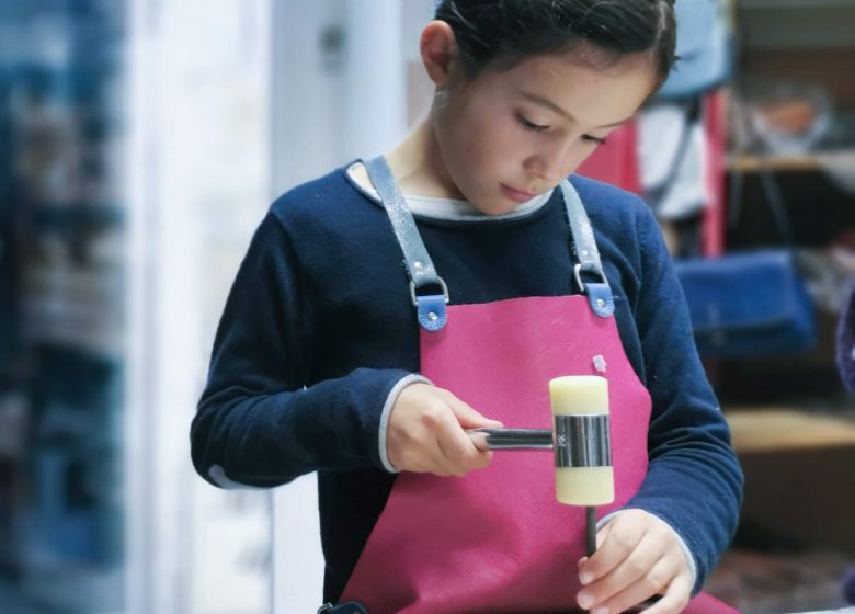 Atelier Maroline : Fabrication d’un accessoire en cuir | Duo adulte – enfant