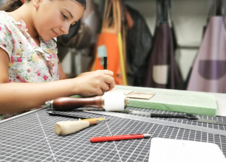 Atelier Maroline : Fabrication d’un accessoire en cuir | Duo adulte – enfant