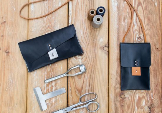 Atelier Maroline : fabrication de porte-carte, trousse ou pochette en cuir – OPTION Duo adulte – enfant