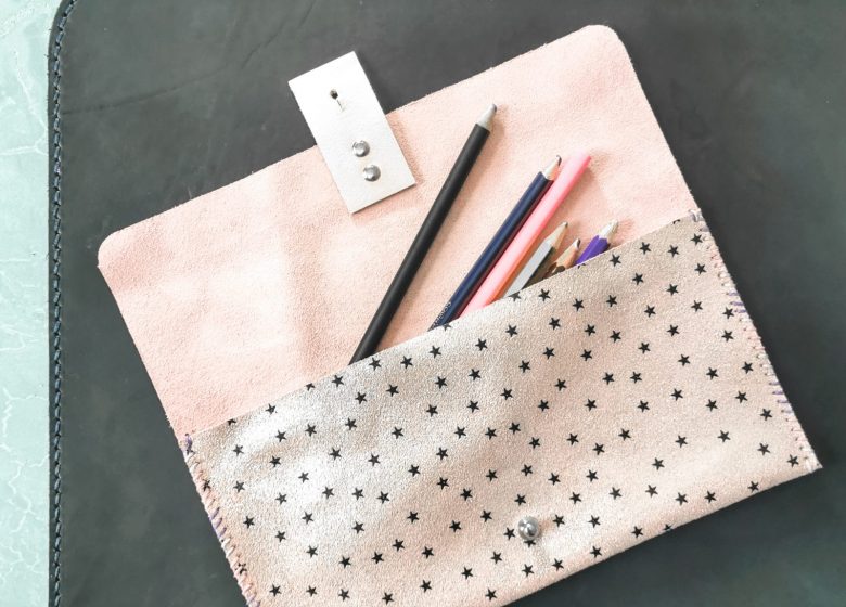 Atelier Maroline : fabrication de porte-carte, trousse ou pochette en cuir – OPTION Duo adulte – enfant