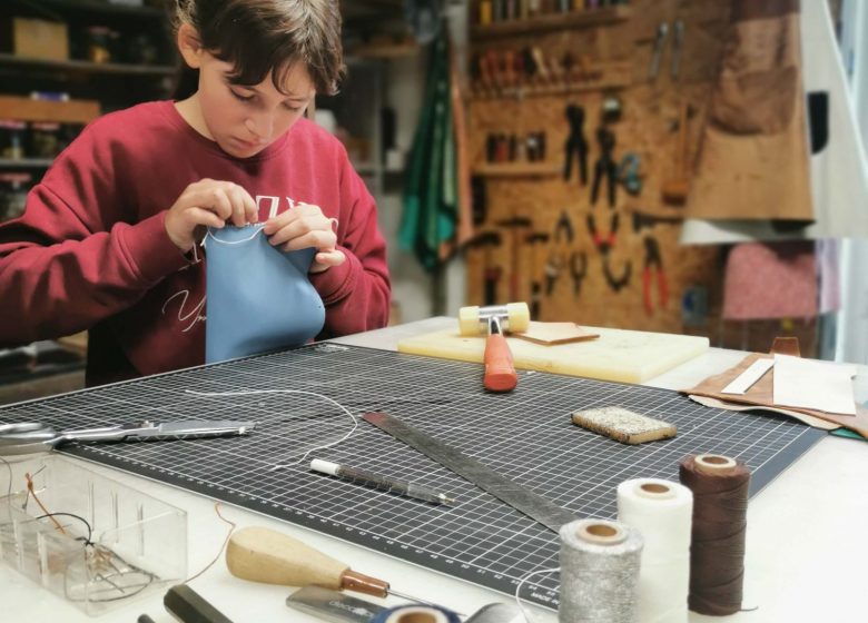 Atelier Maroline : Fabrication d’un accessoire en cuir | Duo adulte – enfant