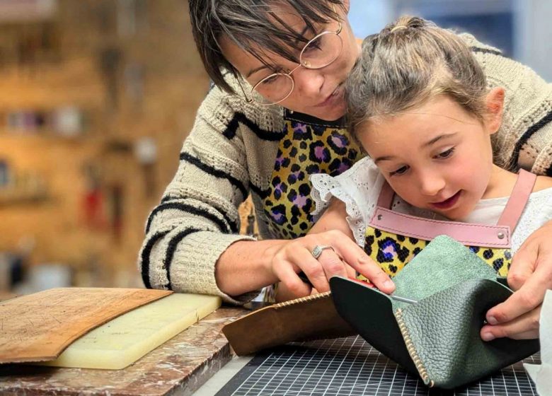 Atelier Maroline : Fabrication d’un accessoire en cuir | Duo adulte – enfant