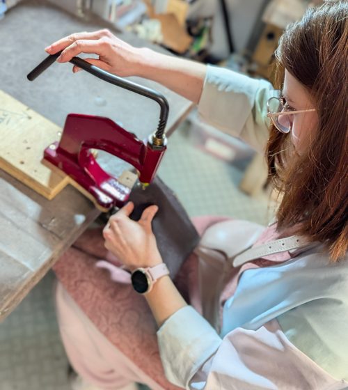 Atelier Maroline : Fabrication d’une pochette en cuir