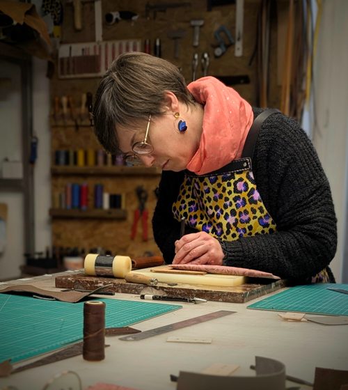 Atelier Maroline : Fabrication d’une pochette en cuir