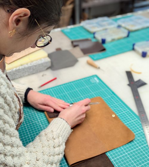 Atelier Maroline : fabrication d’une ceinture artisanale en cuir ou d’un sac banane en cuir