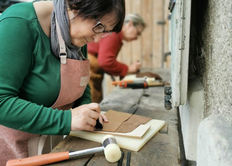 ATELIER MAROLINE : FABRICATION D’UNE POCHETTE EN CUIR