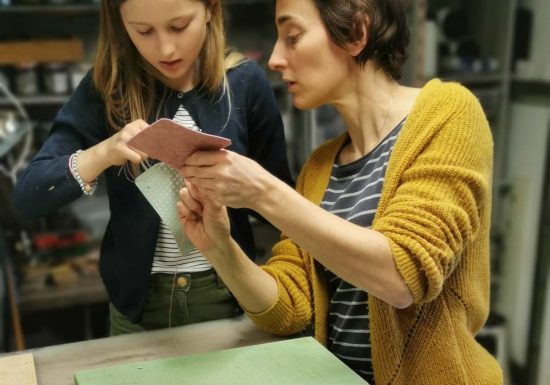 Atelier Maroline : fabrication d’un accessoire en cuir – Duo adulte – enfant