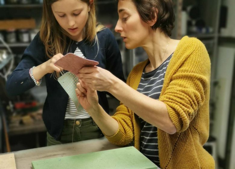 Atelier Maroline : Fabrication d’un accessoire en cuir | Duo adulte – enfant
