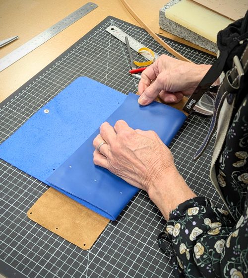 Atelier Maroline : fabrication d’une ceinture artisanale en cuir ou d’un sac banane en cuir