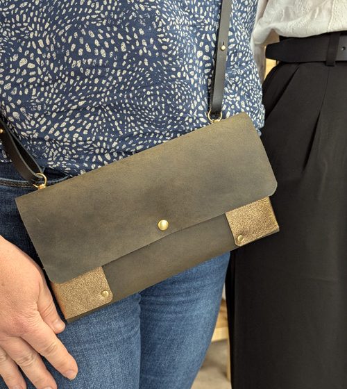 Atelier Maroline : fabrication d’une ceinture artisanale en cuir ou d’un sac banane en cuir