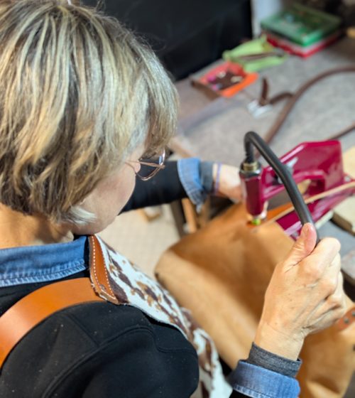 Atelier cuir Maroline : Fabrication d’un sac artisanal