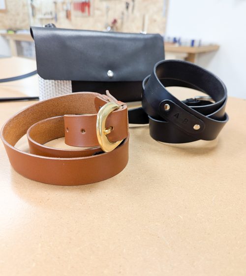 Atelier Maroline : fabrication d’une ceinture artisanale en cuir ou d’un sac banane en cuir