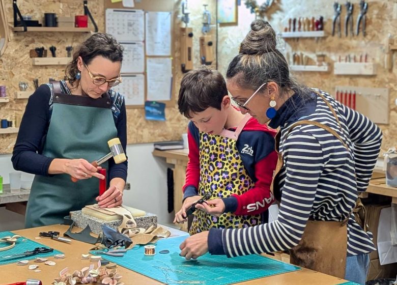 Atelier cuir : couronne de fleurs, solo ou duo adulte-enfant