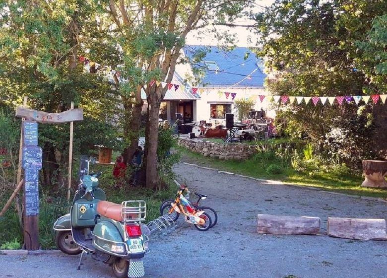 Guinguette Au Bout de l’île – Restaurant et hebergement touristique (yourtes, toue cabanée et chambres d’hôtes)