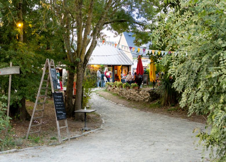 Spectacle de marionnettes,”Pierre et le Loup” Les Têtes en L’air, à la guinguette Au Bout de l’Île