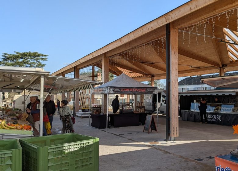 Marché hebdomadaire sous la halle de Saint-Florent-le-Vieil
