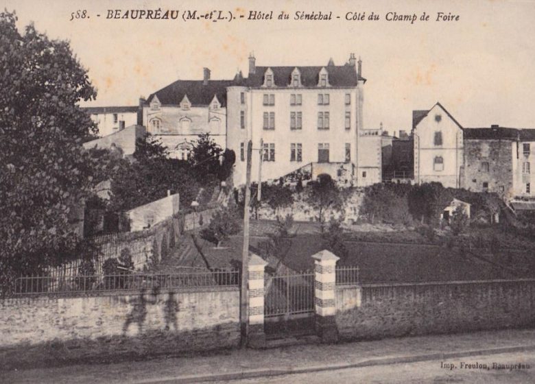Panneau Patrimoine Vallée de l’Evre: Centre Historique de Beaupréau