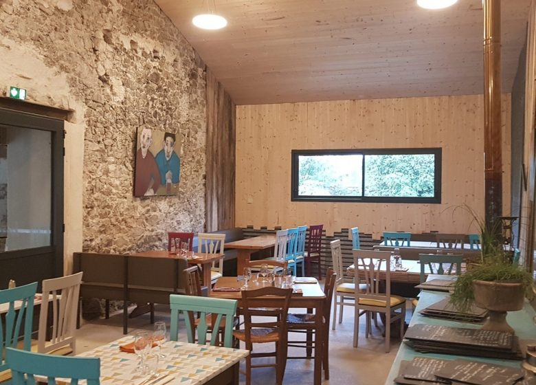 Guinguette Au Bout de l’île – Restaurant et hebergement touristique (yourtes, toue cabanée et chambres d’hôtes)