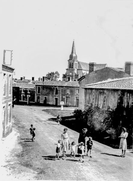 Une borne au milieu du carrefour