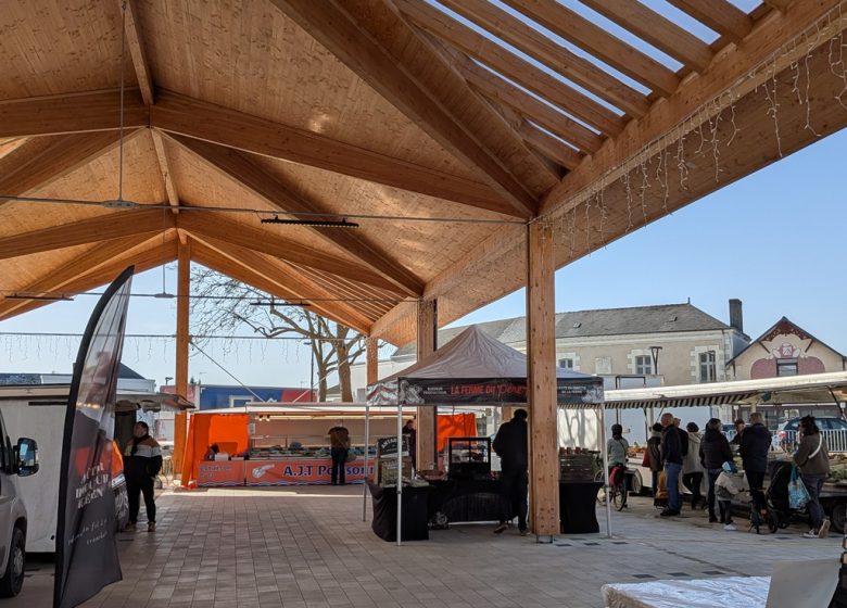 Marché hebdomadaire sous la halle de Saint-Florent-le-Vieil