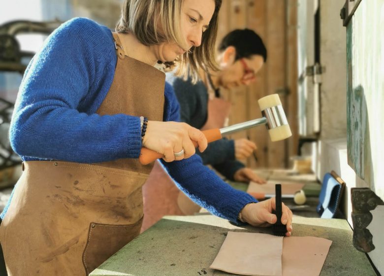 Atelier Maroline : Fabrication d’une pochette en cuir