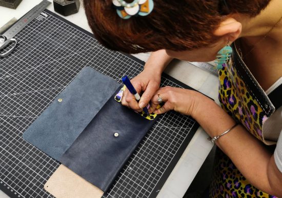Atelier cuir Maroline : fabrication d’un sac artisanal